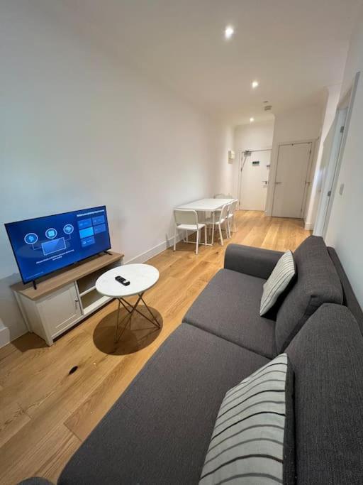 Cozy Modern Apartment in Croydon Central - B&B