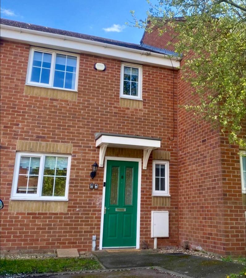 B&B Corby - Oakley House - Spacious 3 Bedroom, Garden and Parking - Bed and Breakfast Corby