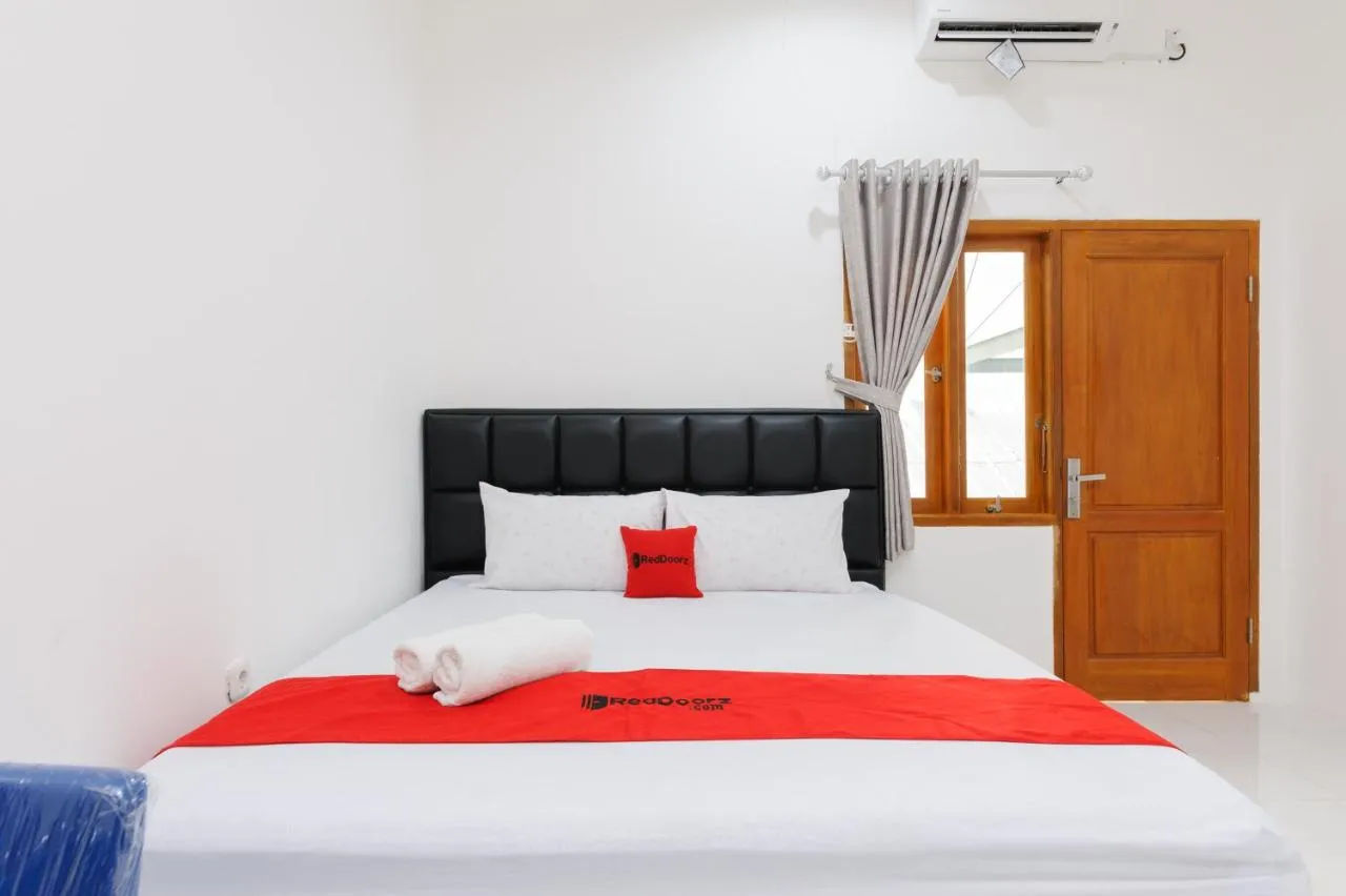 B&B Curug - RedDoorz Syariah @ Sakura Hotel Duren Sawit - Bed and Breakfast Curug
