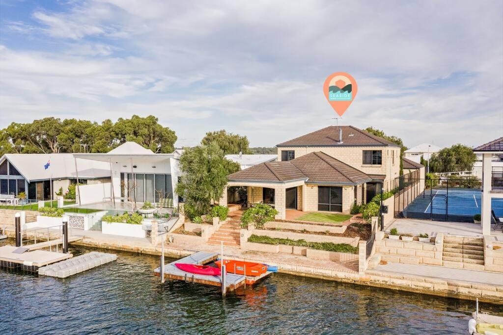 B&B Busselton - Luxury Waterfront Canal Estate With Private Jetty - Pet Friendly - Bed and Breakfast Busselton