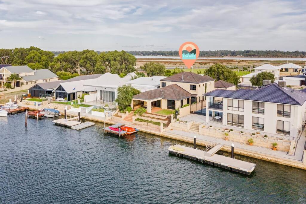 Luxury Waterfront Canal Estate With Private Jetty - Pet Friendly - Chambres d’hôtes