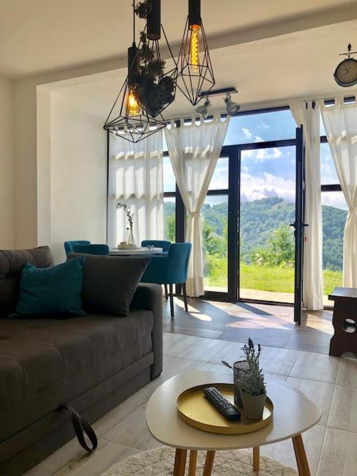 Cozy Mountain View Apartment - Bed and Breakfast