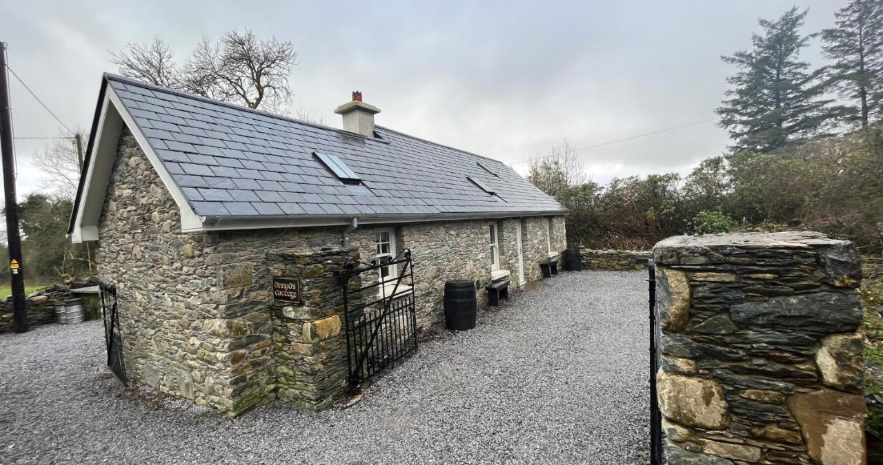 Newly Renovated stone cottage located 2.5 miles from Killarney Town - B&B