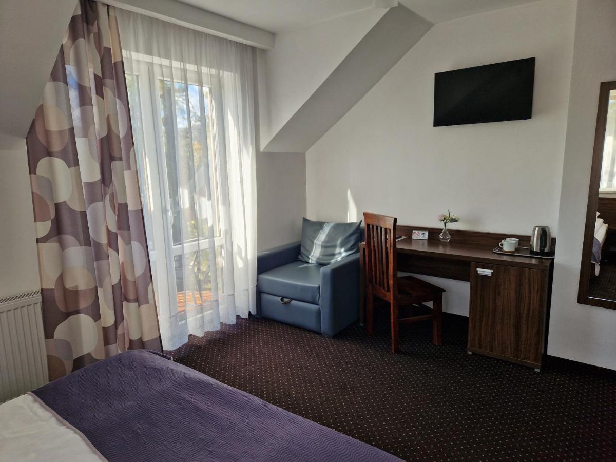 Habitación con cama extragrande y balcón