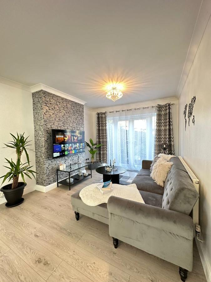 Luxurious family home in West Midlands - B&B