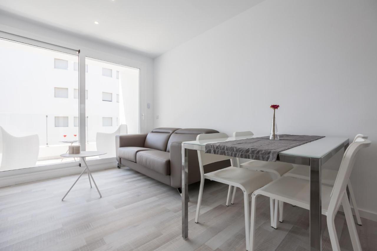 Apartamento de 2 dormitorios con balcón y vistas al mar