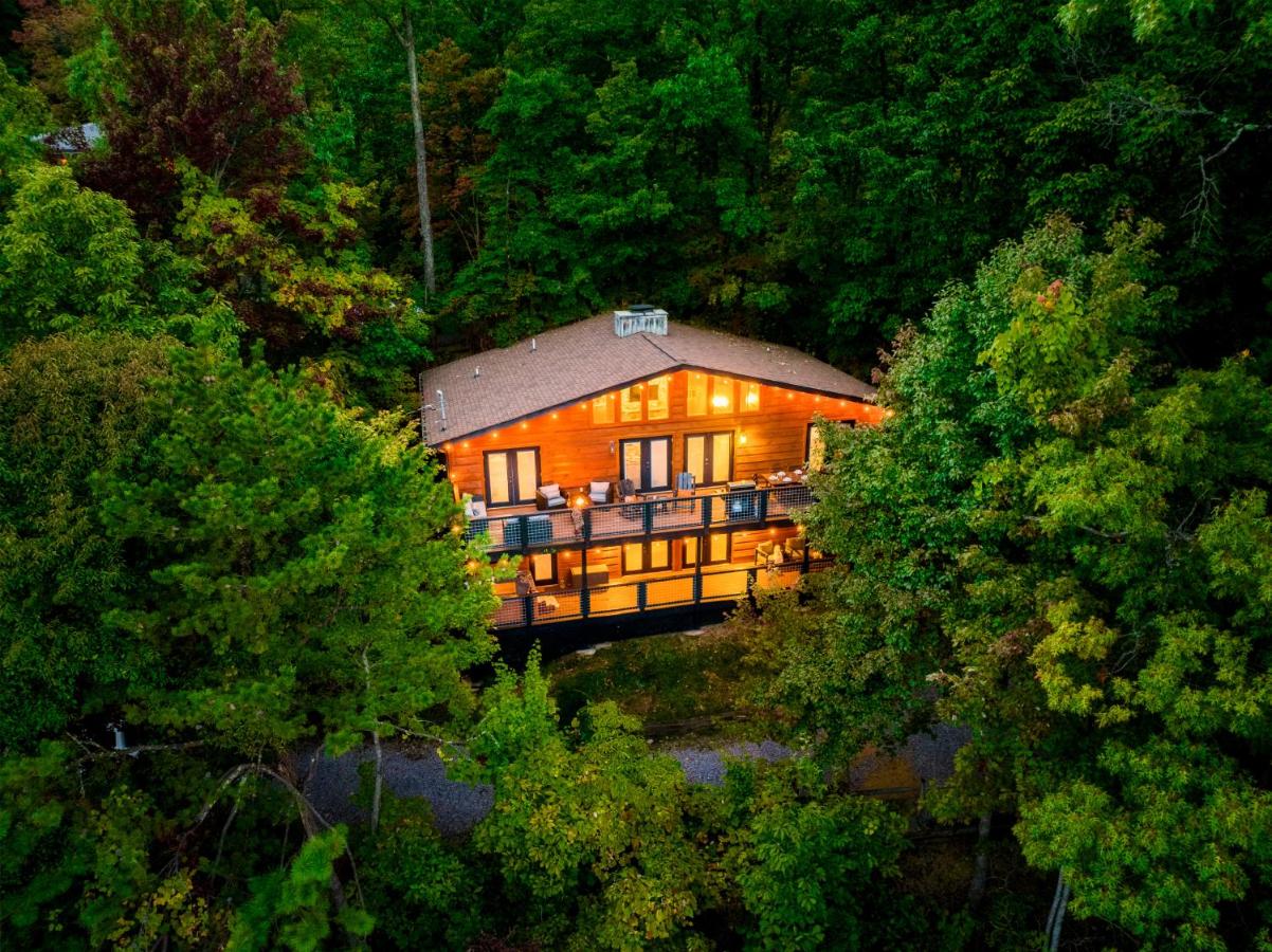 Woodhaven - Private - 3 Suites - Gorgeous Views - 3 Pools - GameRm - HotTub - Lots of Bears - B&B