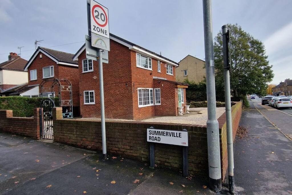 3-Bed Detached House Private Drive for Two Cars - B&B