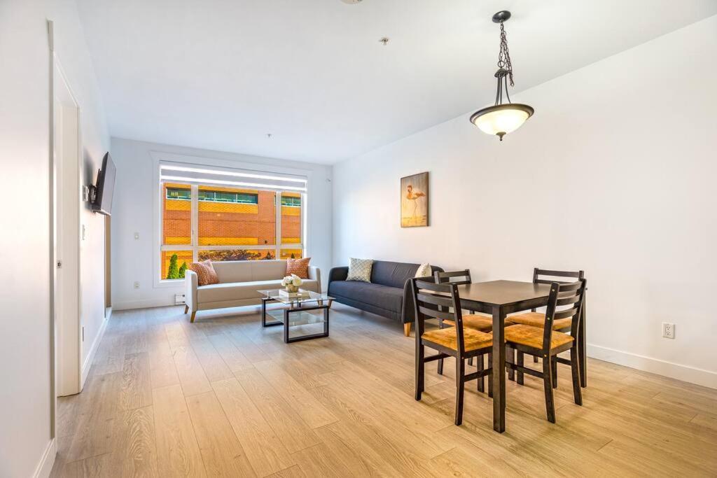Private Apartment with 2 queen beds, living area and 2 washrooms including laundary - Ferienwohnung