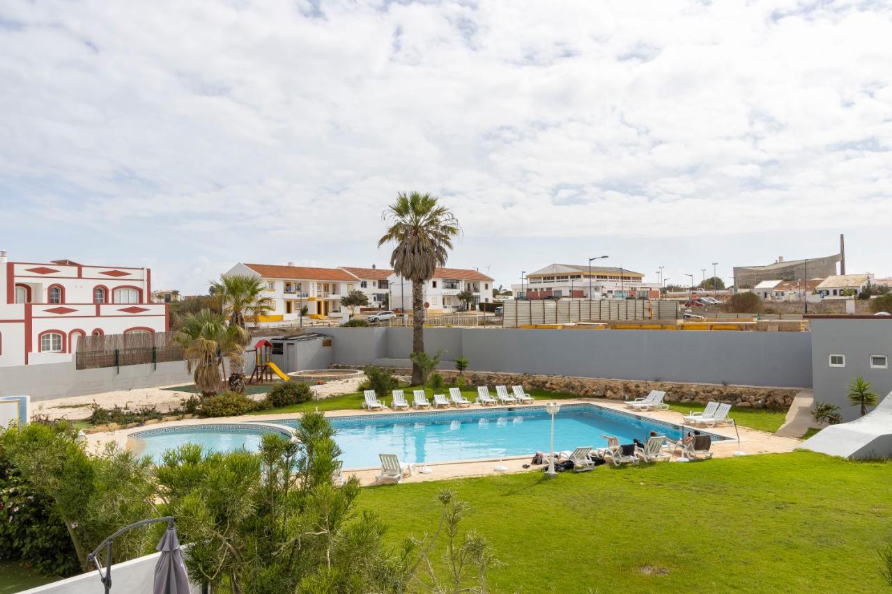 3 Minutes TO THE BEACH, 2 BEDROOM AMAZING APT WITH BALCONY, BBQ GRILL AND POOL - B&B