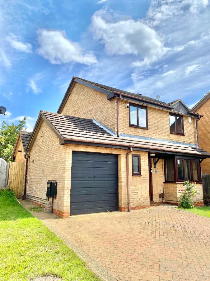 Hot Tub, 5 beds Detached, Private Driveway, Garden, M1 5mins - B&B Northampton