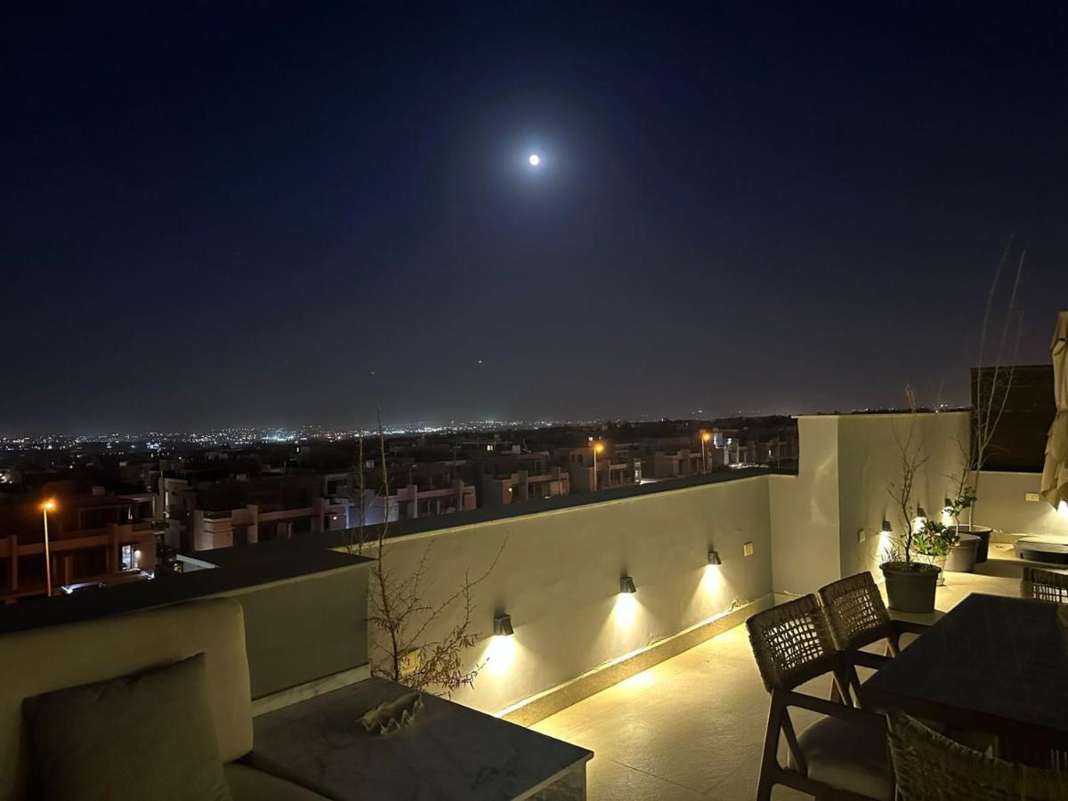 Beautiful Rooftop Retreat in Zayed - B&B