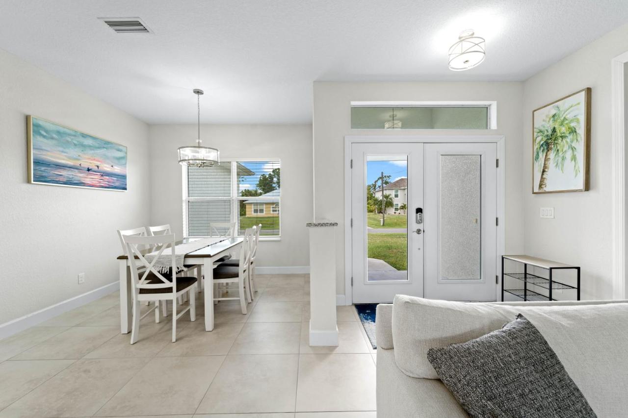 Modern Heated Pool Home Close To Downtown Shopping - Chambres d’hôtes North Port