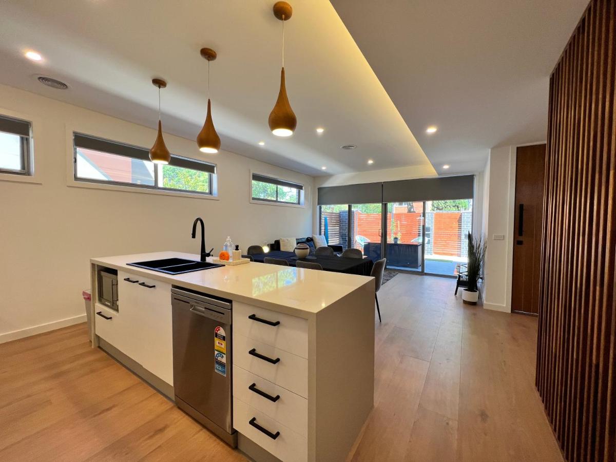 Stunning Dickson Luxe 3BR 2Bath Double Garage WiFi Brand New Home - B&B Canberra