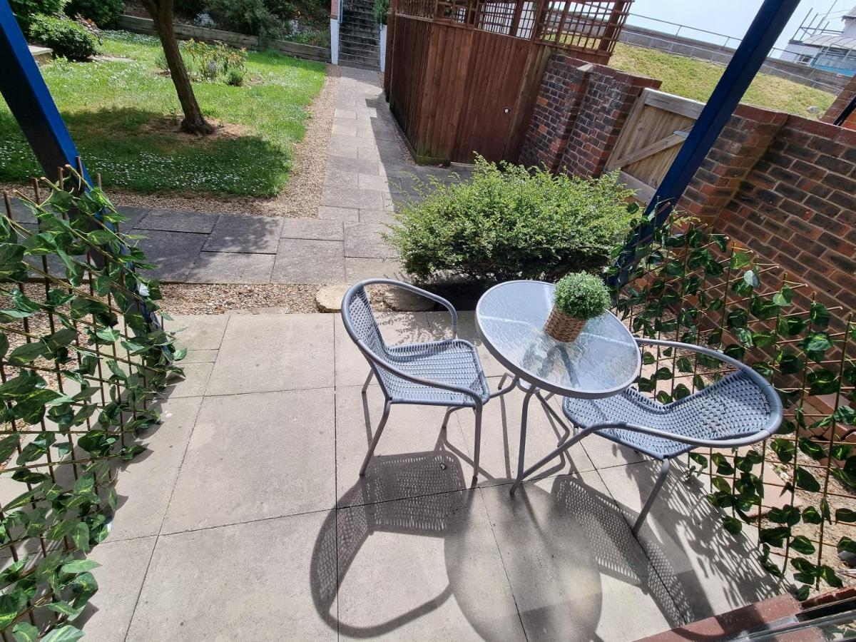 Waterfront Retreat - Modern Apartment - B&B Burnham-on-Crouch