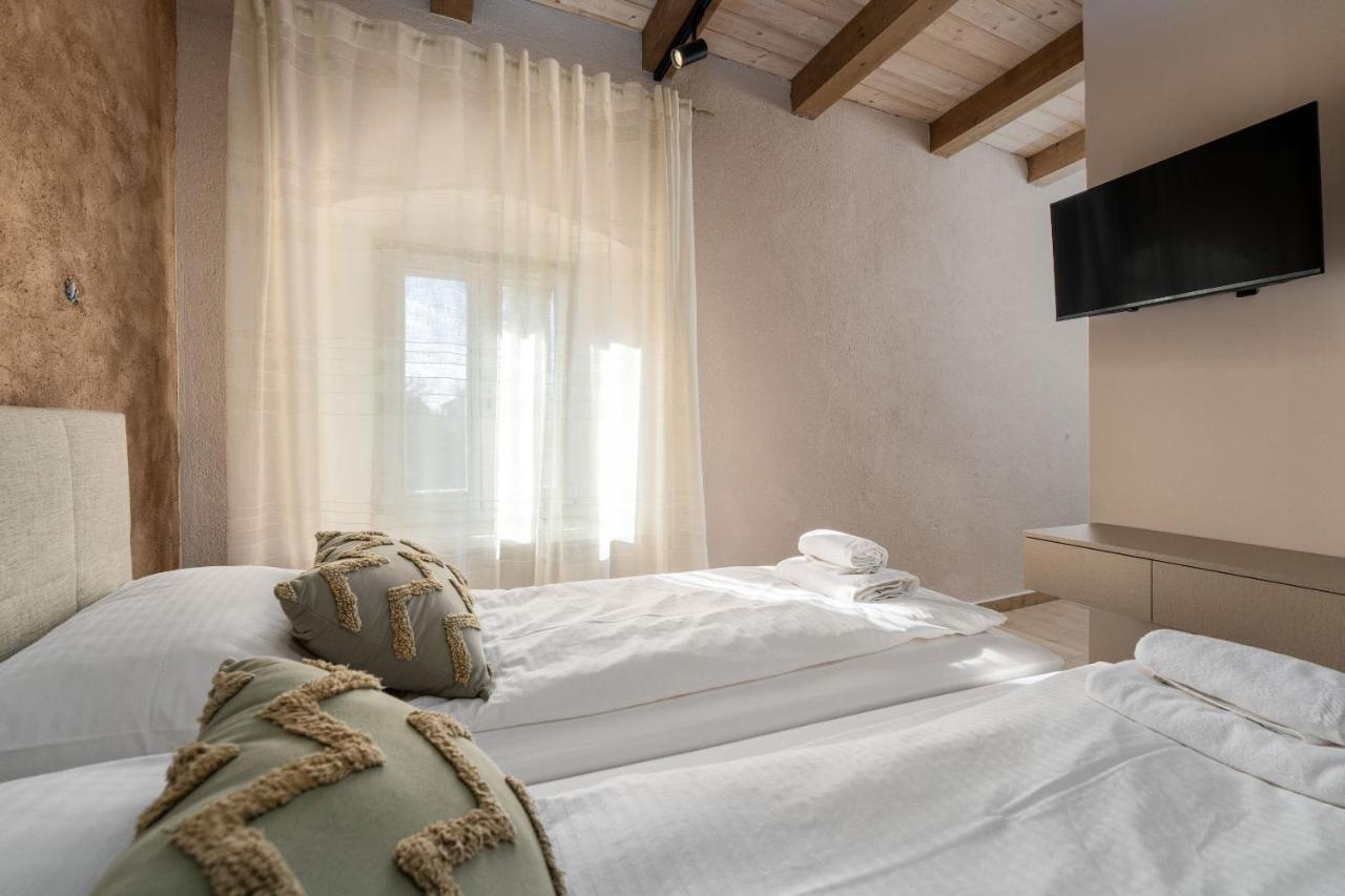 Tweepersoonskamer met 2 Aparte Bedden en Eigen Badkamer