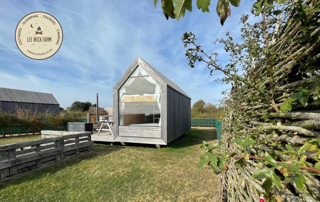 B&B Clacton-on-Sea - Lushna 5 Petite at Lee Wick Farm Cottages & Glamping - Bed and Breakfast Clacton-on-Sea