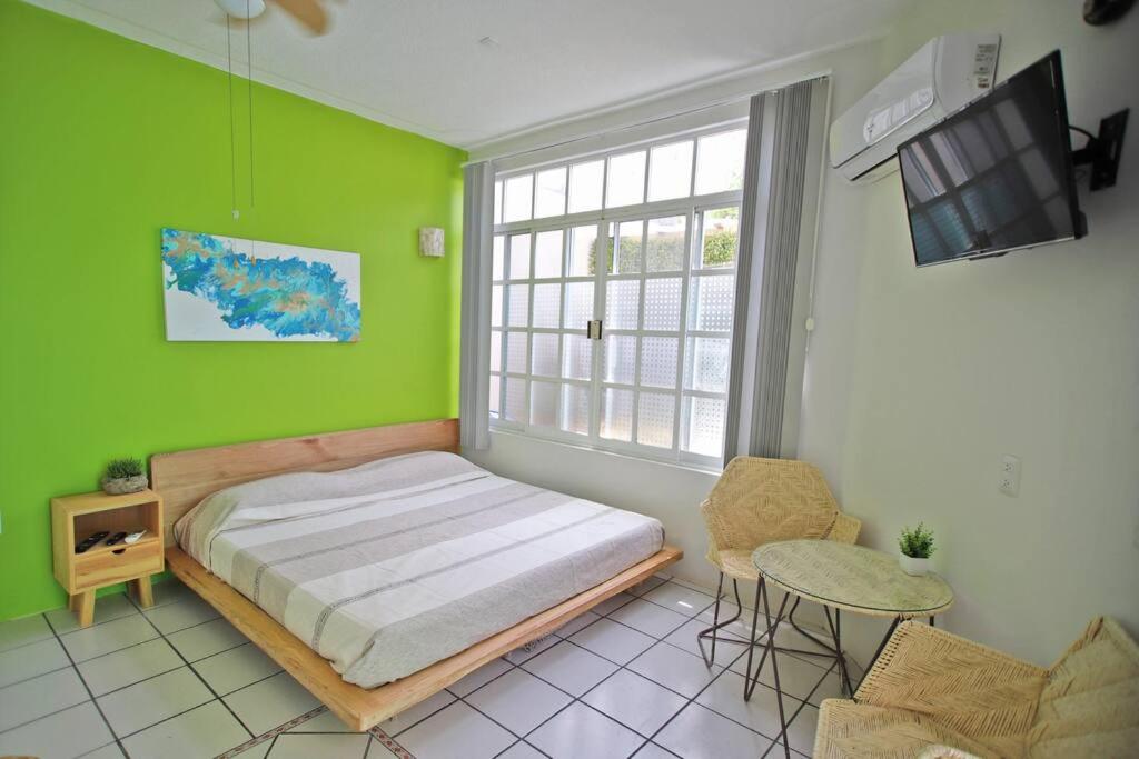 Studio -Sand at Mikasa- Fast Internet, King bed, Pool, Near Beach, AC - B&B