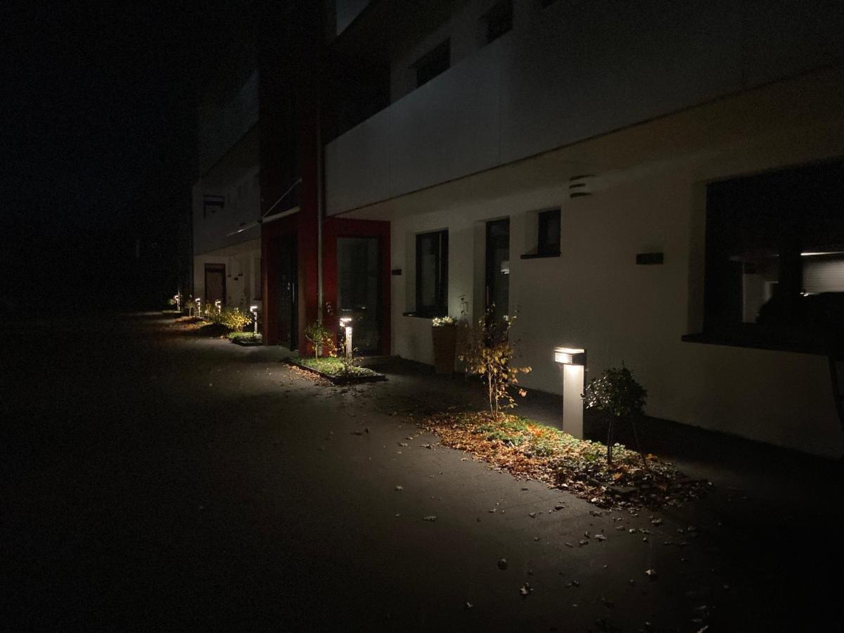 MiCasa OL - Deluxe Apartment mit Stil - Carport Stellplatz - Küche - WLAN - 3,7 KW Steckdose für E Auto - Terrasse - B&B