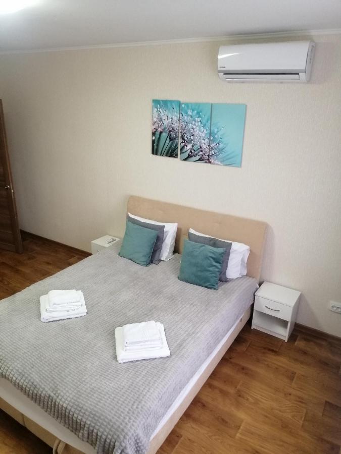 B&B Kyiv - Revutskogo 54 метро Харьковская, Позняки, Квартира з видом на озеро - Bed and Breakfast Kyiv