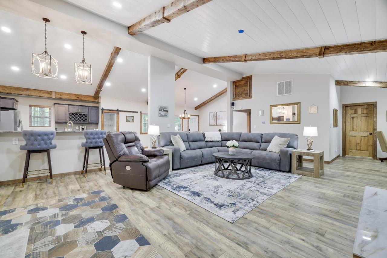 Whiskey Pines Retreat! Single Level Home, Outdoor Firepit, AC, BBQ! Sleeps 9 in Lake Harmony! - B&B Lake Harmony