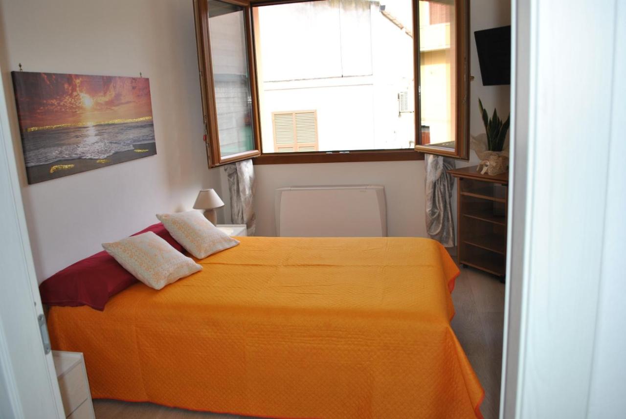 Small Double Room with Shared Bathroom