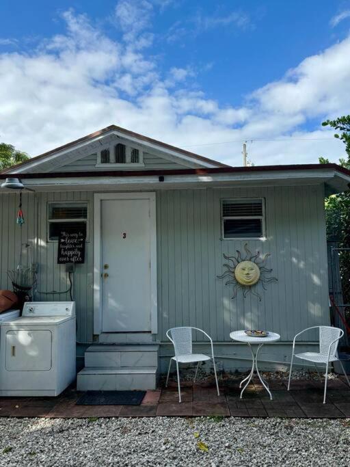 Quiet & Centrally located House - PRIVATE PARKING, LAUNDRY AND STORAGE FOR LUGGAGE - B&B