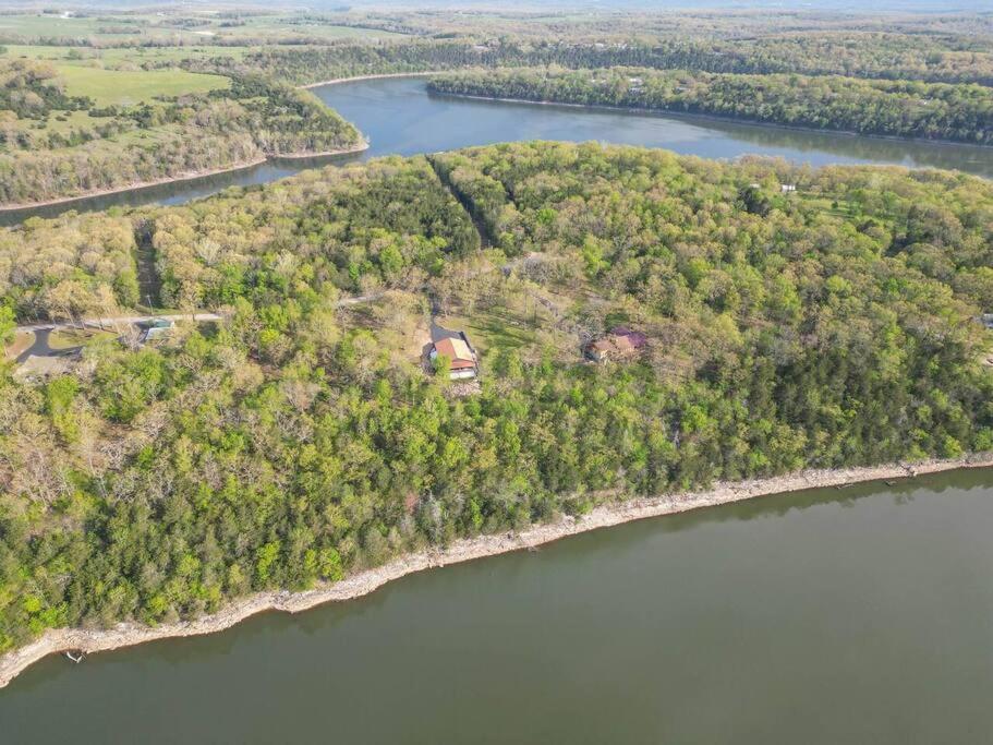 Table Rock Lakefront on 2 Acres with firepit - B&B