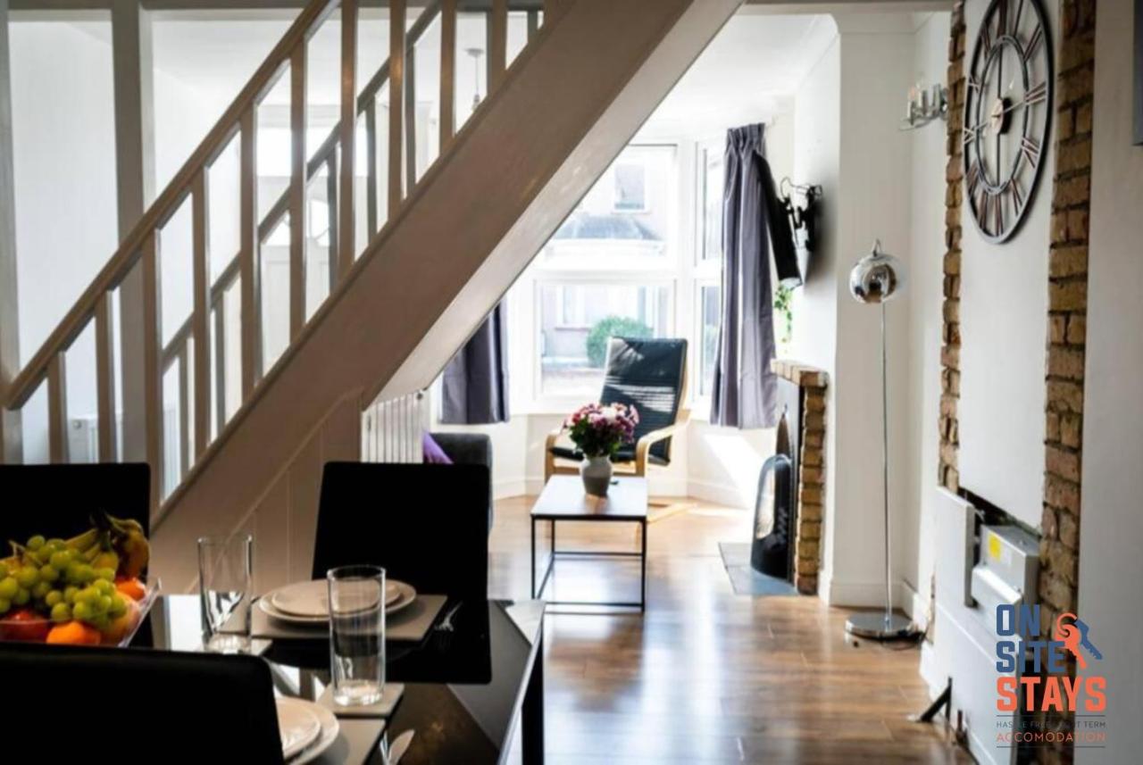 B&B Gravesend - OnSiteStays - Contractor Friendly Retreat, 2-BR Terrace House near A2 - Bed and Breakfast Gravesend