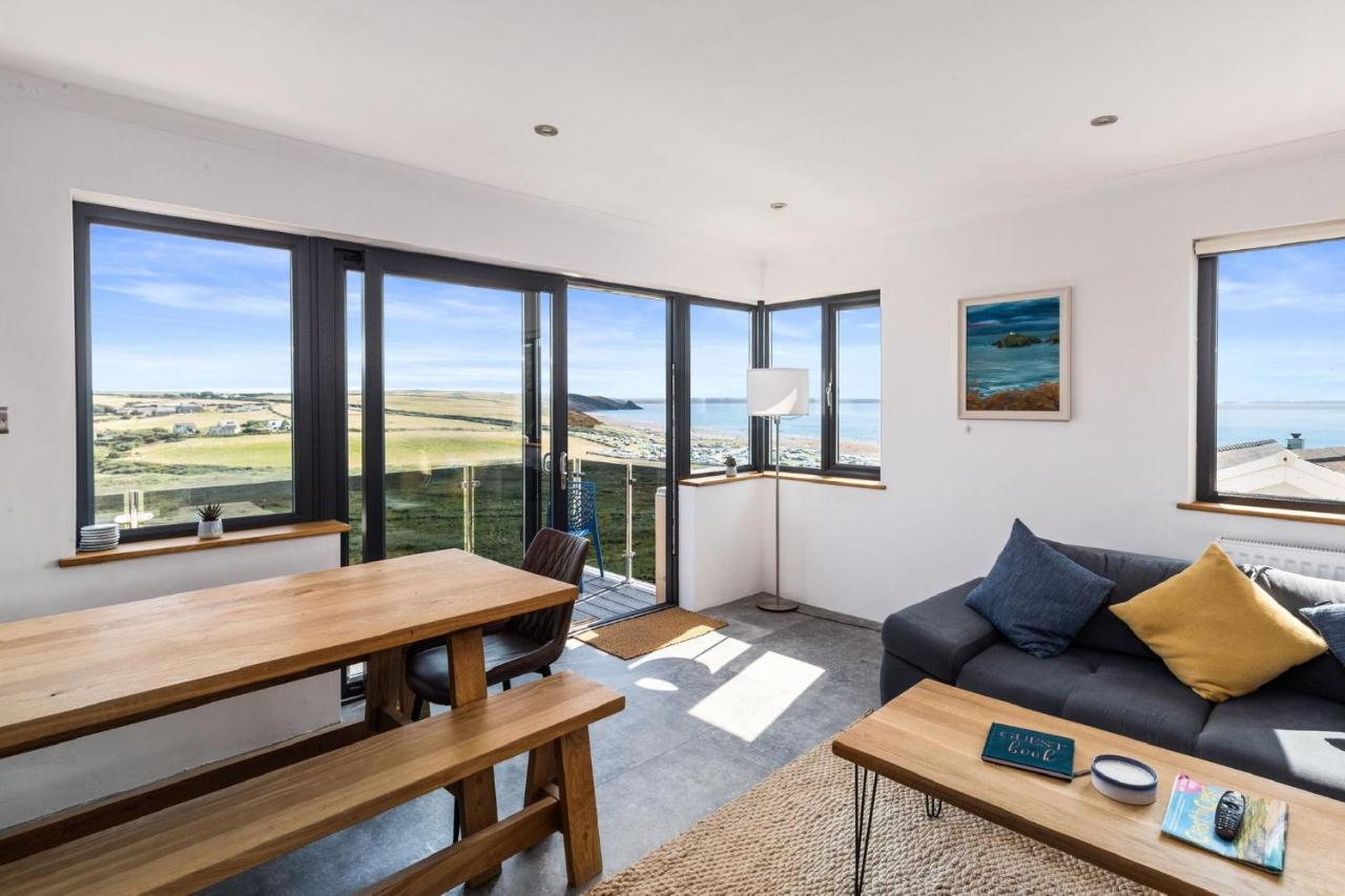Modern balcony property, Sea views over Newgale - Chambres d’hôtes Newgale