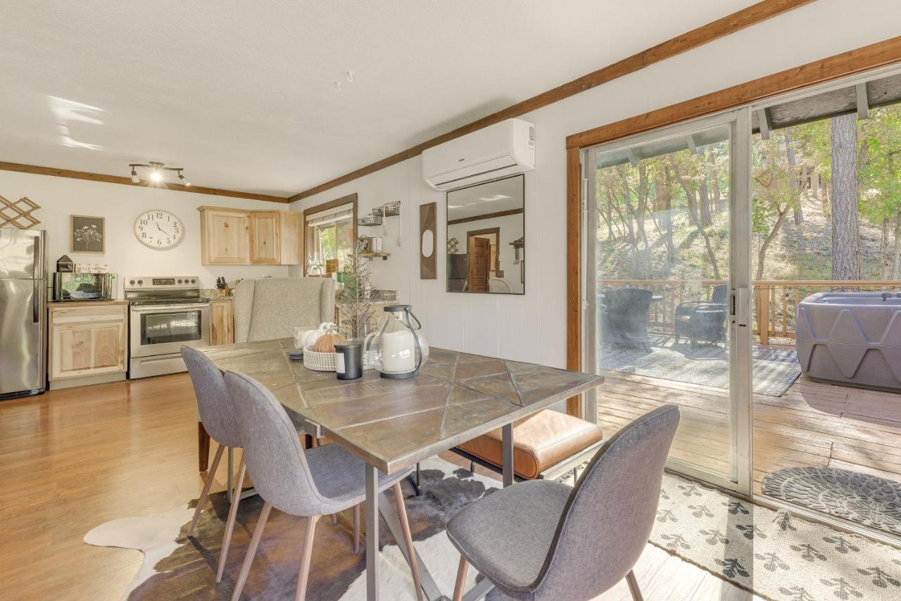 Ruidoso Rental with Private Hot Tub Walk to Midtown - Chambres d’hôtes Ruidoso