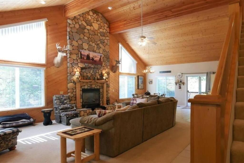 B&B Shaver Lake - Spacious cabin with game room free WIFI & parking - Bed and Breakfast Shaver Lake