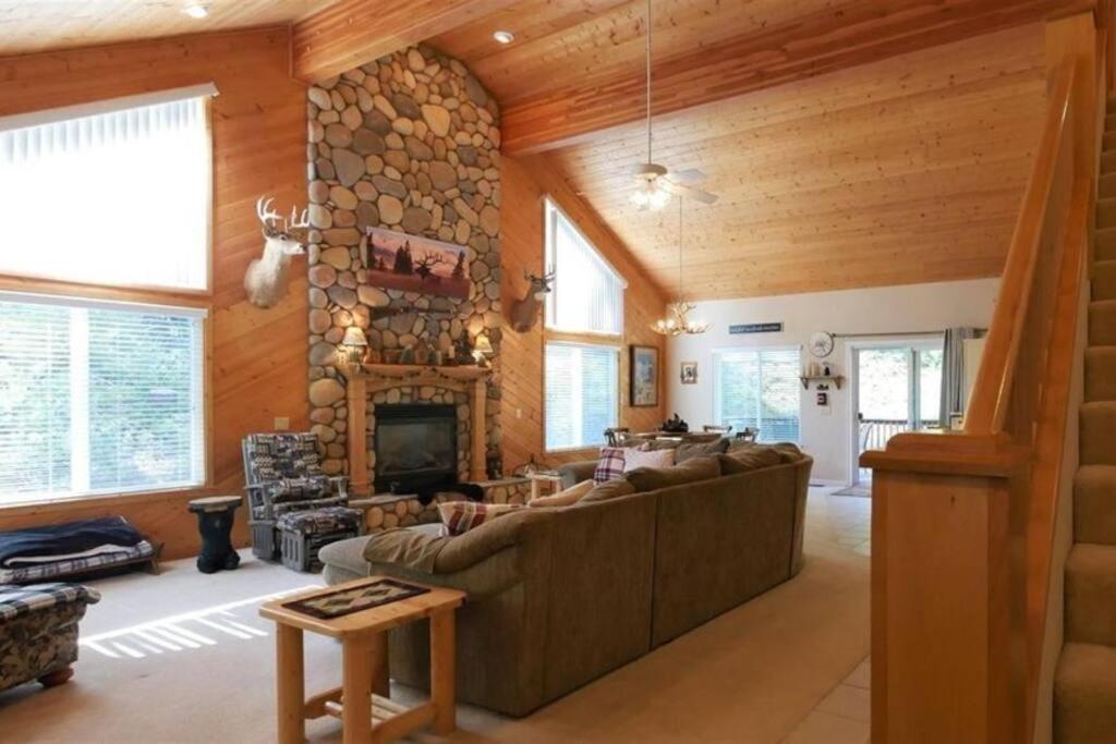 Spacious cabin with game room free WIFI & parking - B&B