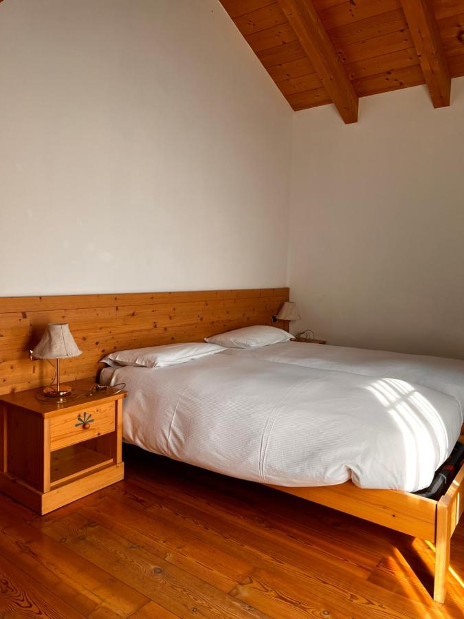 Doppel-/Zweibettzimmer mit Balkon
