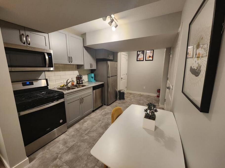 B&B Edmonton - Deluxe 2 bedroom suite with*Netflix/Cable/Prime - Bed and Breakfast Edmonton