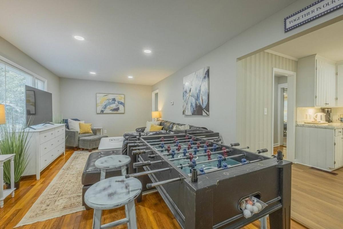 B&B Athens - Heavenly Home on Habersham with Foosball Table! - Bed and Breakfast Athens
