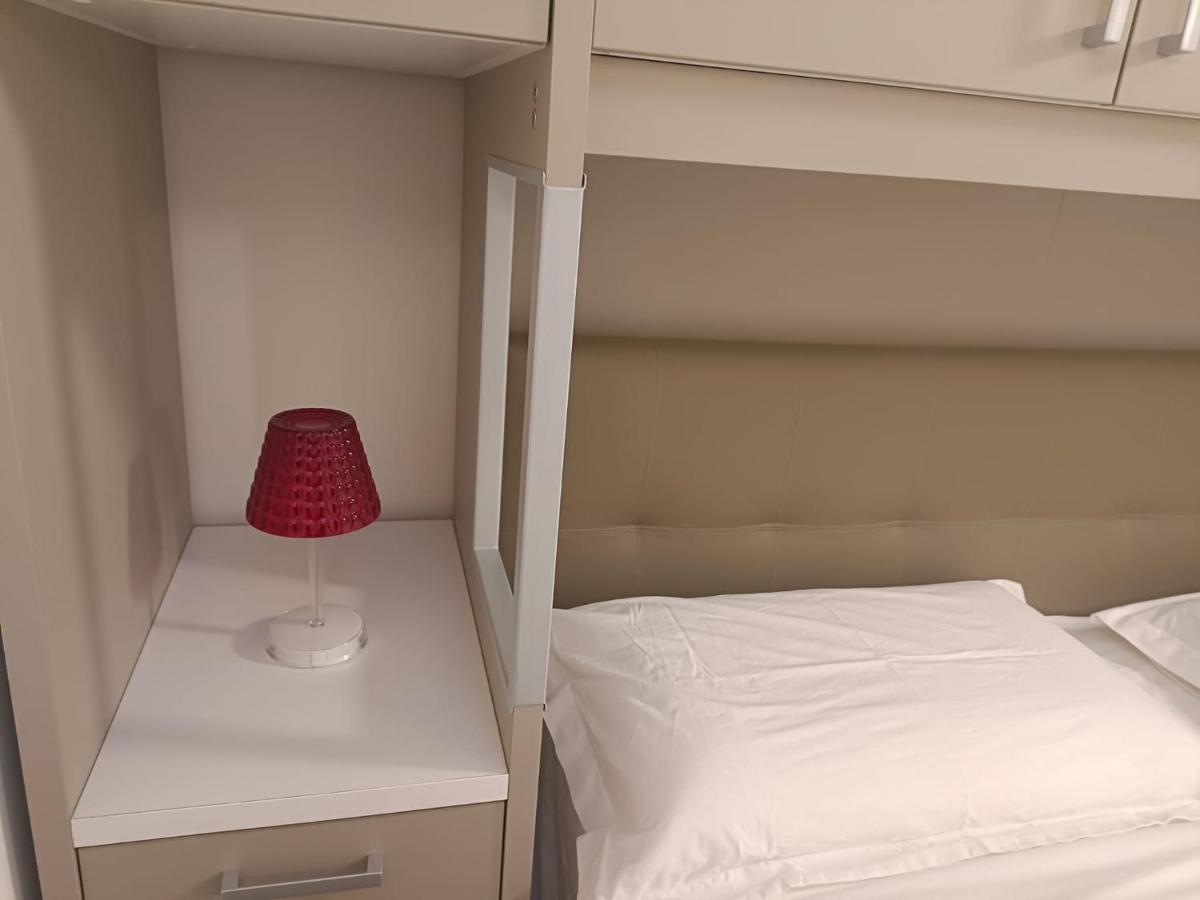Luminoso Bilocale zona Tibaldi Bocconi - Bed and Breakfast Milaan