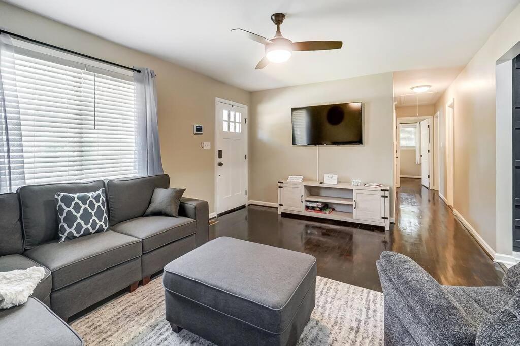 Charlotte Charm Haven with Outdoor TV - B&B Charlotte