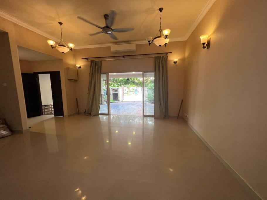 B&B Shah Alam - Big House for Family in Bukit Jelutong, Shah Alam - Bed and Breakfast Shah Alam