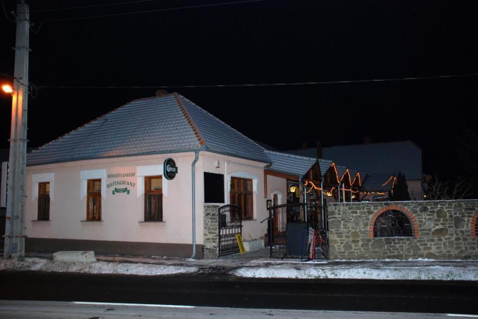 Borostyánkert Étterem & Vendégház - B&B