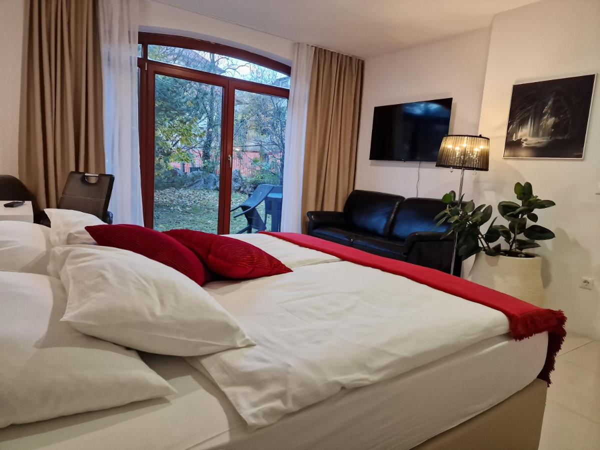 Appartamento con 2 Camere da Letto, Patio e Vista Castello