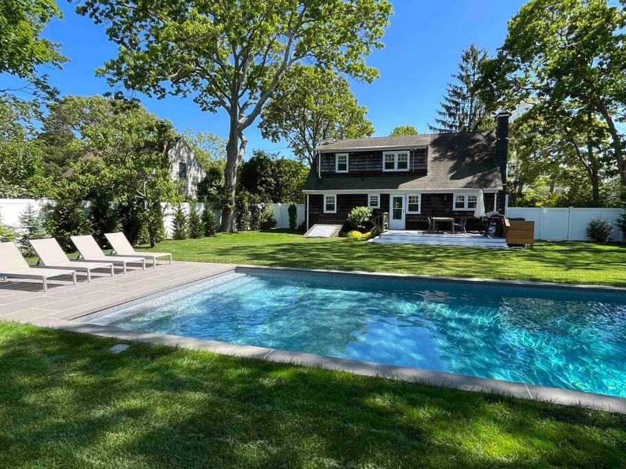 B&B Hampton Bays - Stylish & Modern Hamptons Cape with Saltwater Pool-5 min to Beach - Bed and Breakfast Hampton Bays