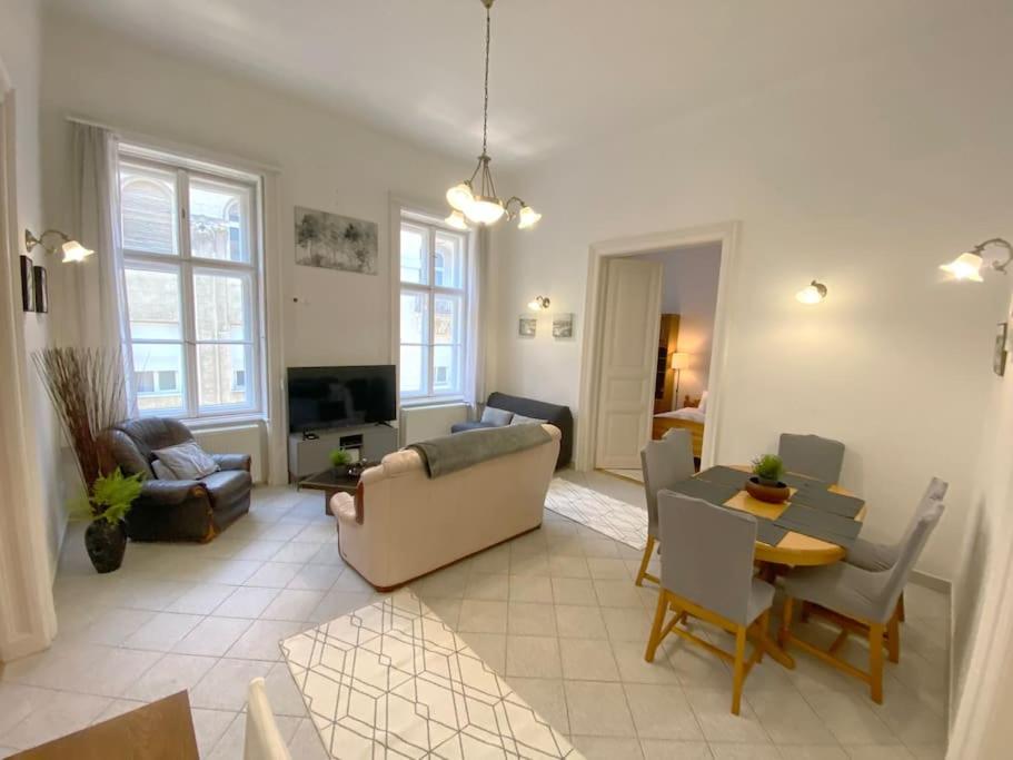 Spacious Andrassy - B&B Budapest