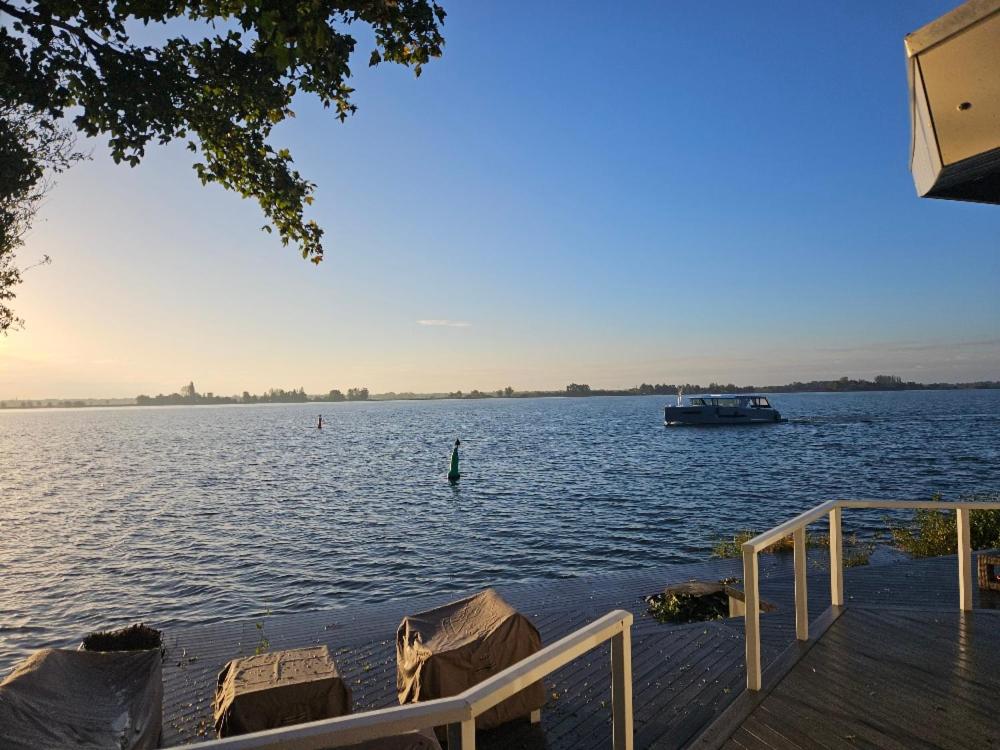 Chalet "Aan ut water" Elburg - Bed and Breakfast