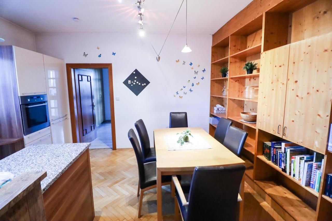 B&B Graz - 110m2 apartment in Graz-Saint Peter - free parking - Bed and Breakfast Graz