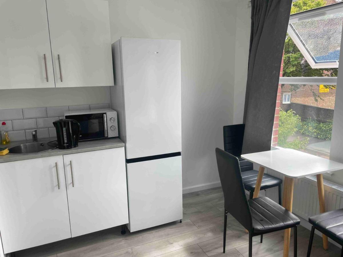 Studio Flat Private Shower Wc and Kitchenette - Ferienwohnung London