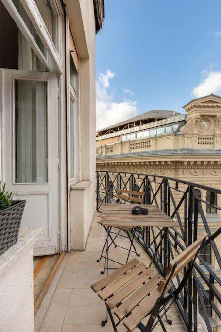 Designer Dream Home with Balcony at Vaci Street - B&B Budapest