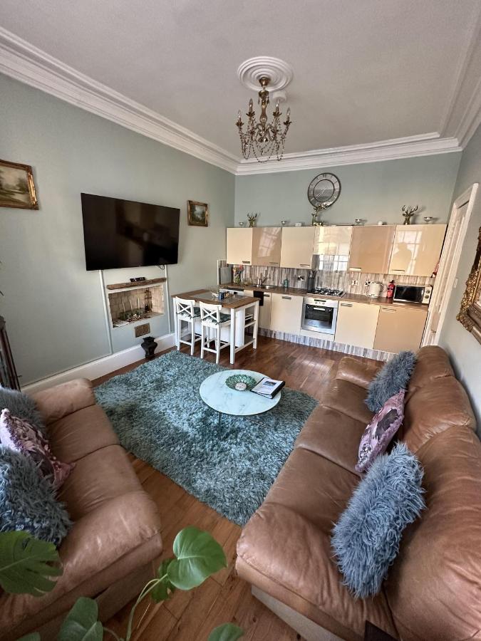 B&B Ayr - Charming 2-Bedroom Apartment Located in Ayr - Bed and Breakfast Ayr