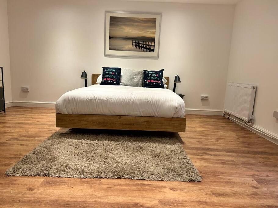 B&B Manchester - Spacious 1-Bed Apt in Stretford - Bed and Breakfast Manchester