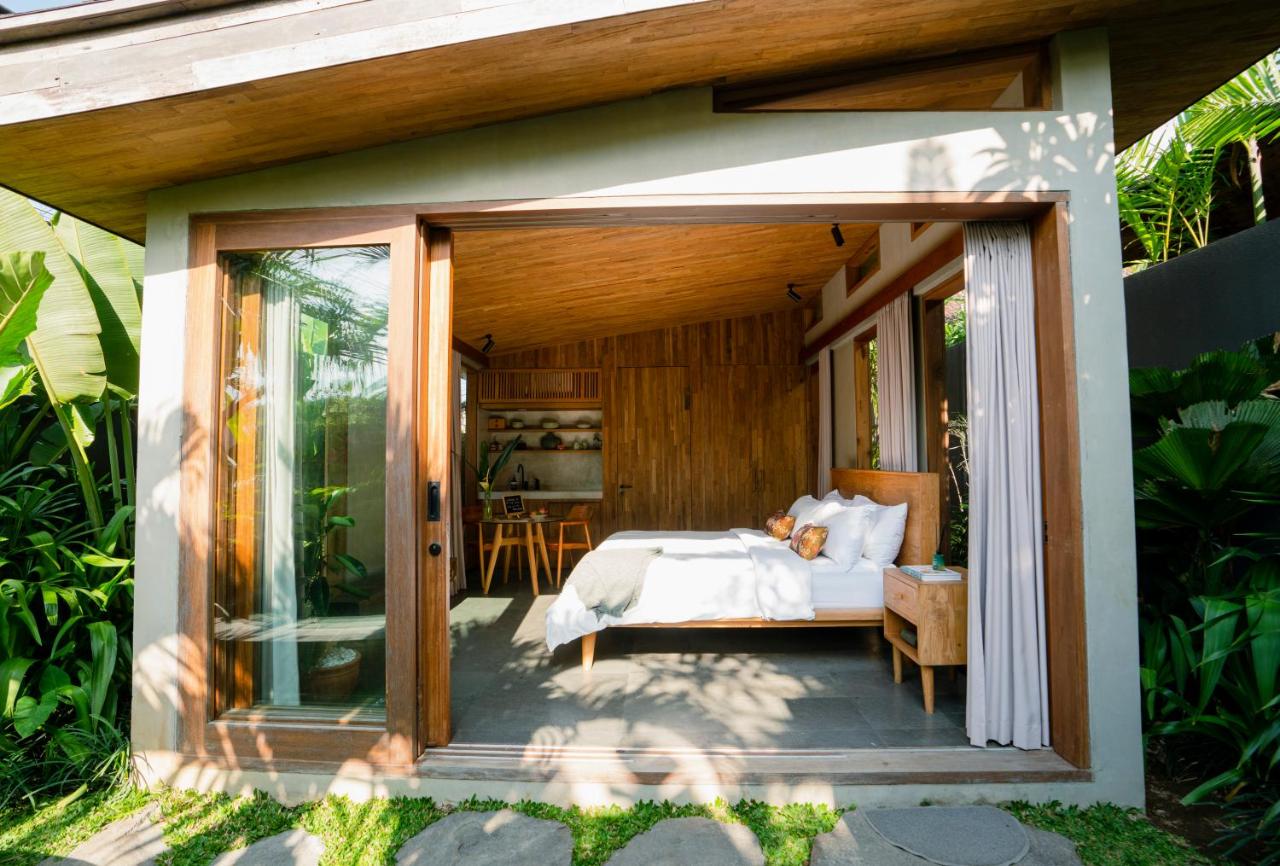 Masa Kecil Studio Uluwatu - Stylish 1 BR Studio with Refreshing Plunge Pool and Private Garden - B&B Uluwatu